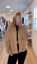 Load image into Gallery viewer, QUILTED TEDDY COAT
